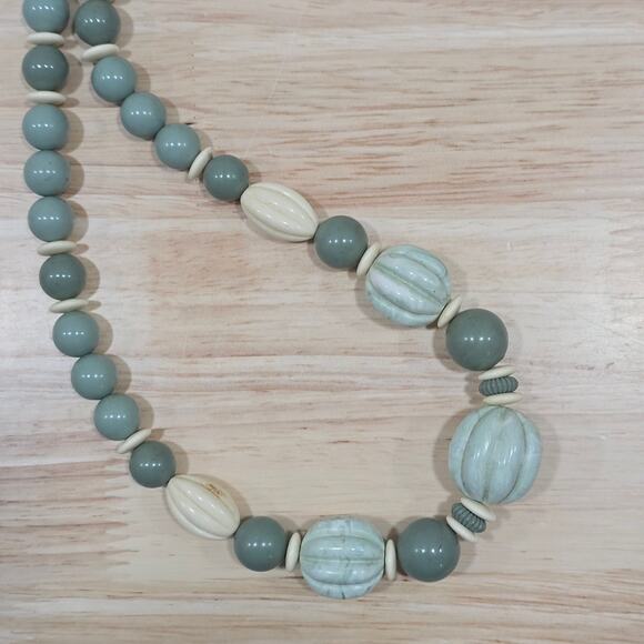 Retro 80's Avon Burst of Spring Green Cream Acrylic Geometric Bead 28" Necklace - Picture 8 of 11